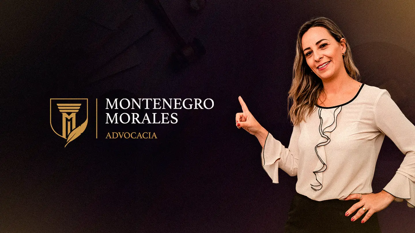 Cleonice Montenegro Morales apresentando o escritório, com a marca ao lado